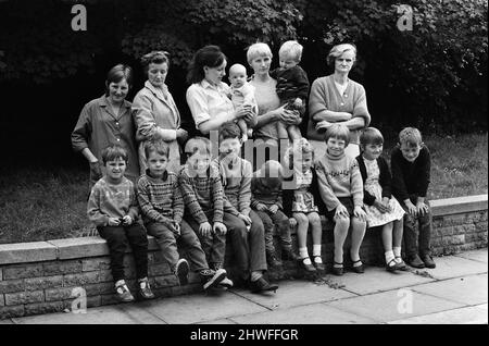 Immigrati irlandesi, bambini protestanti e cattolici da Belfast insieme nel terreno di Crosby Hall, Acocks Green. Birmingham, West Midlands. 4th settembre 1969. Foto Stock