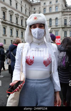 Londra, Regno Unito, 5th marzo 2022. La marcia annuale Million Women Rise nel centro di Londra ha avuto luogo in vista della Giornata internazionale della donna che si terrà il 8th marzo. Gruppi di diverse organizzazioni e anche individui si sono riuniti per protestare contro la violenza maschile contro le donne nelle sue varie forme. Credit: Undicesima ora Fotografia/Alamy Live news Foto Stock