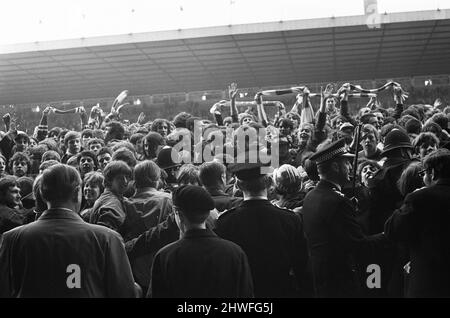 Manchester United 3-2 Leicester City, Divisione uno incontro a Old Trafford, sabato 17th maggio 1969. Questa è l'ultima partita in carica per il team manager Sir Matt Busby che si assume la carica di General Manager la prossima stagione. Le nostre immagini mostra ... folla scene alla fine della partita come i tifosi invadono il campo per vedere Matt Busby per l'ultima volta come Manchester United Manager, gaudilo e augurargli bene. Foto Stock