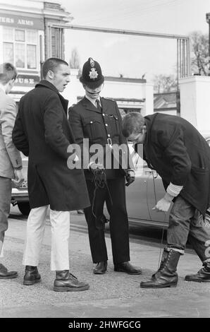 La polizia di Southend ha fermato tutti i possibili creatori di problemi, facendoli rimuovere bottoni, bretelle e cinture da raccogliere più tardi quella sera alla stazione locale. 30th marzo 1970. Foto Stock