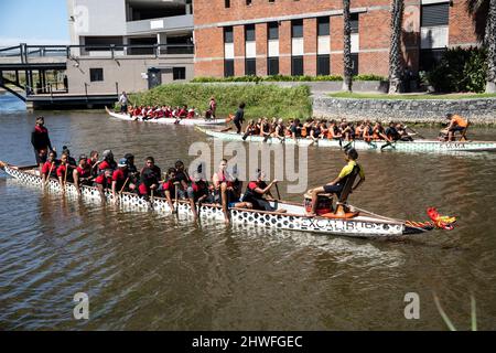 (220306) -- CITTÀ DEL CAPO, 6 marzo (Xinhua) -- i pedalatori si preparano a competere in una gara di dragoni in barca durante il Century City Sports Festival a Città del Capo, capitale legislativa del Sud Africa, il 5 marzo 2022. Century City, uno sviluppo misto a Città del Capo, ha ospitato il festival annuale dello sport dal venerdì alla domenica. (Xinhua/LYU Tianran) Credit: YU Tianran/Xinhua/Alamy Live News Foto Stock