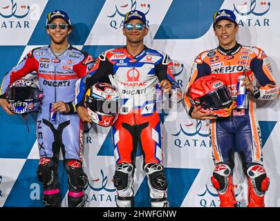 Doha, Qatar. 5th Mar 2022. Il pilota italiano Enea Bastianini (L) del Gresini Racing MotoGP, il pilota spagnolo Jorge Martin (C) del Pramac Racing e il pilota spagnolo Marc Marquez (R) del Repsol Honda Team festeggiano sul podio dopo la sessione di qualificazione del Gran Premio del Qatar 2022 nel circuito Losail di Doha, Capitale del Qatar, il 5 marzo 2022. Credit: Nikku/Xinhua/Alamy Live News Foto Stock