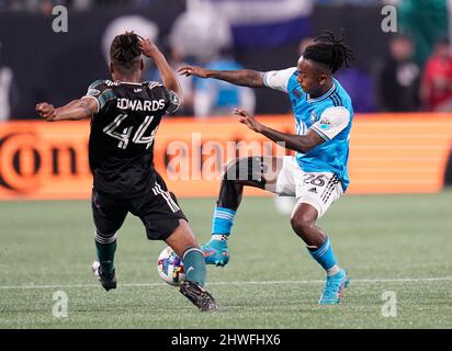 , Carolina del Nord, Stati Uniti. 5th marzo 2022. Los Angeles Galaxy Forward Raheem Edwards (44) e Charlotte FC Forward Yordi Reyna (26) combattono per il possesso durante una partita di calcio MLS tra la Los Angeles Galaxy e il Charlotte FC sabato 05 marzo 2022 presso la Bank of America Stadium di Charlotte, North Carolina. Rusty Jones/Cal Sport Media Foto Stock