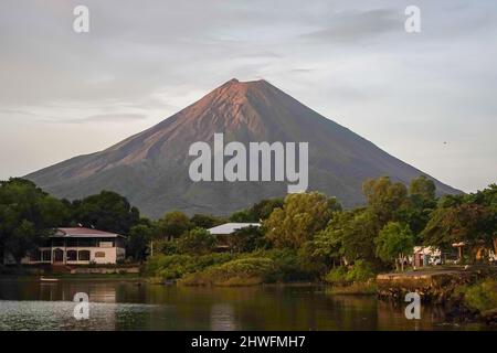 Paesaggio del vulcano Concepcion sull'isola di Ometepe al tramonto Foto Stock