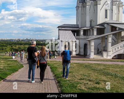 La gente cammina nel parco cittadino. Il Parco Kolomenskoye fa attualmente parte della riserva museale artistica storico-architettonica e paesaggistica. MOSCA, RUSSI Foto Stock