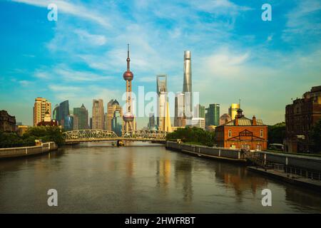 Scenario del Fiume Suzhou con skyline di Pudong a Shanghai, cina Foto Stock