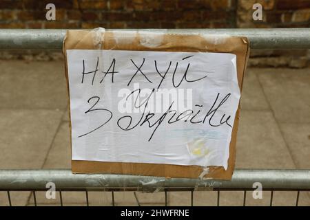 Londra (UK), 04.03.2022: Proteste rotolanti si svolgono di fronte all'Ambasciata russa contro la guerra in Ucraina. Foto Stock