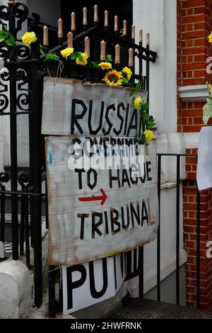 Londra (UK), 04.03.2022: Proteste rotolanti si svolgono di fronte all'Ambasciata russa contro la guerra in Ucraina. Foto Stock