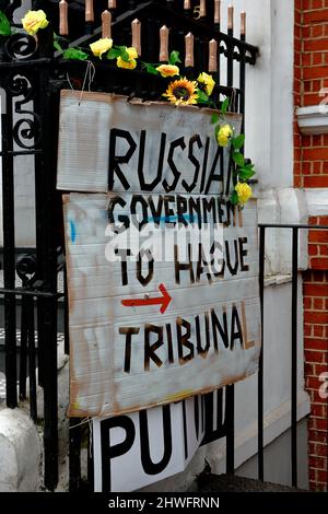 Londra (UK), 04.03.2022: Proteste rotolanti si svolgono di fronte all'Ambasciata russa contro la guerra in Ucraina. Foto Stock