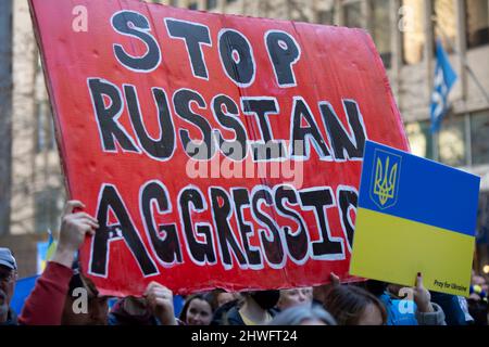 Seattle, Washington, Stati Uniti. 5th marzo 2022. I sostenitori marciano lungo il viale 4th durante un raduno contro l'invasione russa dell'Ucraina. Centinaia hanno partecipato all’evento “marcia Ucraina e Rally a Seattle contro la guerra russa” organizzato dall’Associazione Ucraina dello Stato di Washington. Credit: Paul Christian Gordon/Alamy Live News Foto Stock