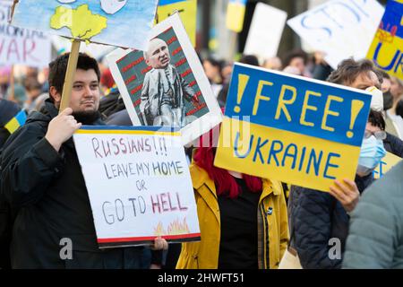 Seattle, Washington, Stati Uniti. 5th marzo 2022. I sostenitori marciano lungo il viale 4th durante un raduno contro l'invasione russa dell'Ucraina. Centinaia hanno partecipato all’evento “marcia Ucraina e Rally a Seattle contro la guerra russa” organizzato dall’Associazione Ucraina dello Stato di Washington. Credit: Paul Christian Gordon/Alamy Live News Foto Stock