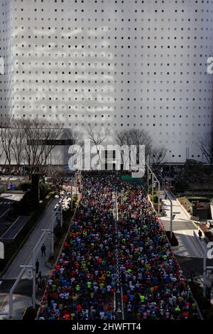 Tokyo, Giappone. 6th Mar 2022. I corridori iniziano la maratona di Tokyo di fronte all'edificio del governo metropolitano di Tokyo. (Credit Image: © POOL via ZUMA Press Wire) Credit: ZUMA Press, Inc./Alamy Live News Credit: ZUMA Press, Inc./Alamy Live News Foto Stock