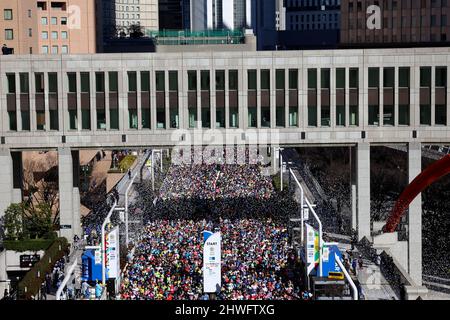 Tokyo, Giappone. 6th Mar 2022. I corridori iniziano la maratona di Tokyo di fronte all'edificio del governo metropolitano di Tokyo. (Credit Image: © POOL via ZUMA Press Wire) Credit: ZUMA Press, Inc./Alamy Live News Credit: ZUMA Press, Inc./Alamy Live News Foto Stock