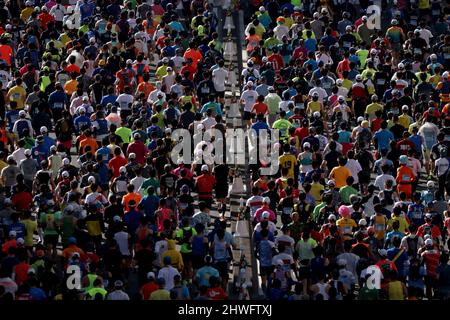 Tokyo, Giappone. 6th Mar 2022. I corridori iniziano la maratona di Tokyo di fronte all'edificio del governo metropolitano di Tokyo. (Credit Image: © POOL via ZUMA Press Wire) Credit: ZUMA Press, Inc./Alamy Live News Credit: ZUMA Press, Inc./Alamy Live News Foto Stock