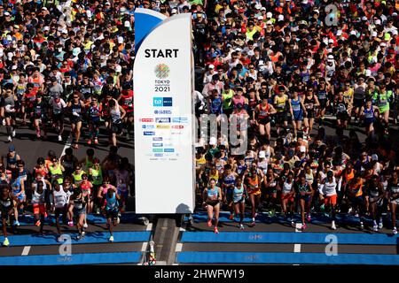 Tokyo, Giappone. 6th Mar 2022. I corridori iniziano la maratona di Tokyo di fronte all'edificio del governo metropolitano di Tokyo. (Credit Image: © POOL via ZUMA Press Wire) Credit: ZUMA Press, Inc./Alamy Live News Credit: ZUMA Press, Inc./Alamy Live News Foto Stock