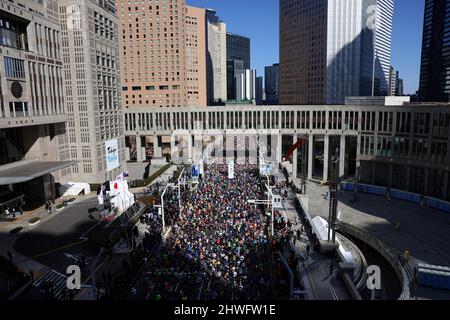 Tokyo, Giappone. 6th Mar 2022. I corridori iniziano la maratona di Tokyo di fronte all'edificio del governo metropolitano di Tokyo. (Credit Image: © POOL via ZUMA Press Wire) Credit: ZUMA Press, Inc./Alamy Live News Credit: ZUMA Press, Inc./Alamy Live News Foto Stock