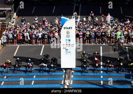 Tokyo, Giappone. 6th Mar 2022. I para-atleti iniziano la divisione sedia a rotelle della maratona di Tokyo di fronte all'edificio del governo metropolitano di Tokyo. (Credit Image: © POOL via ZUMA Press Wire) Credit: ZUMA Press, Inc./Alamy Live News Credit: ZUMA Press, Inc./Alamy Live News Foto Stock