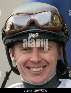 Ozone Park, NY, USA. 5th Mar 2022. 5 marzo 2022: Il jockey Dylan Davis sorride prima di una gara nel Gotham Stakes Day all'Aqueduct Racetrack in Ozone Park Queens, N.Y. il 5 marzo 2022. Jason Moran/Eclipse Sportswire/CSM/Alamy Live News Foto Stock