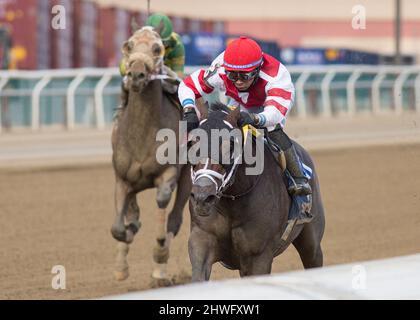 Ozone Park, NY, USA. 5th Mar 2022. 5 marzo 2022: Officiando #3, indetto dal jockey Manny Franco vince la Tom Fool handicap (grado 3) il Gotham Stakes Day all'Aqueduct Racetrack di Ozone Park, N.Y. il 5th marzo 2022. Jason Moran/Eclipse Sportswire/CSM/Alamy Live News Foto Stock