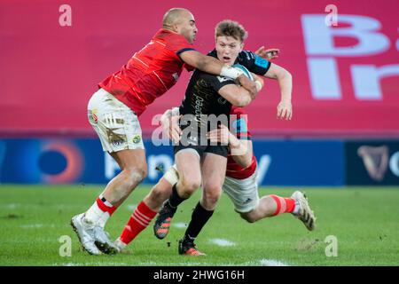 Limerick, Irlanda. 05th Mar 2022. Will Talbot-Davies of Dragons affrontato da Simon Zebo di Munster durante la partita United Rugby Championship Round 13 tra Munster Rugby e Dragons al Thomond Park di Limerick, Irlanda il 5 marzo 2022 (Foto di Andrew Surma/ Credit: Sipa USA/Alamy Live News Foto Stock