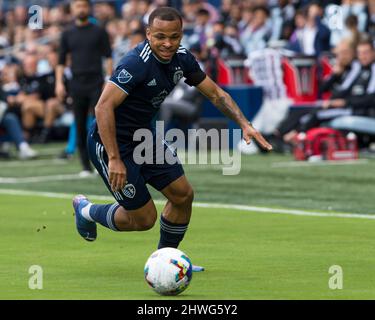 Kansas City, Kansas, Stati Uniti. 4th Mar 2022. Il difensore del KC sportivo Logan Ndenbe #18 fa avanzare l'offesa per la sua prima partita di casa stagionale con Sporting KC. (Credit Image: © Serena S.Y. Filo pressa Hsu/ZUMA) Foto Stock