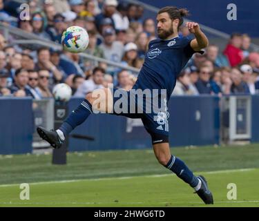 Kansas City, Kansas, Stati Uniti. 4th Mar 2022. Il difensore della KC sportiva Graham Zusi #8 cattura il turnover di Midfield per la KC sportiva durante la seconda metà del gioco. (Credit Image: © Serena S.Y. Filo pressa Hsu/ZUMA) Foto Stock