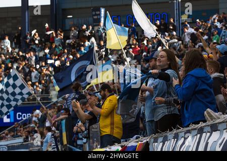 Kansas City, Kansas, Stati Uniti. 4th Mar 2022. I tifosi sportivi del KC ondano bandiere ucraine per la partita di apertura della casa della stagione 2022 al Children's Mercy Park. (Credit Image: © Serena S.Y. Filo pressa Hsu/ZUMA) Foto Stock