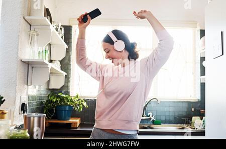 Non riesco ad immaginare la vita senza musica. Scatto corto di una giovane donna che ascolta la musica attraverso le sue cuffie. Foto Stock