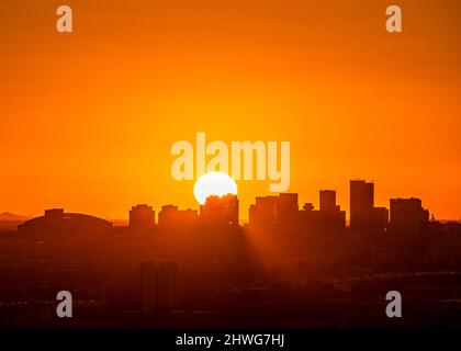 Tramonto dietro lo skyline del centro di Phoenix, Arizona Foto Stock