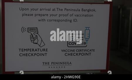 UNvaxed non voluto alla PENISOLA DI BANGKOK sul fiume Chao Phraya è necessario mostrare i tuoi documenti Warning Sign Covid-19 Pandemic Foto Stock