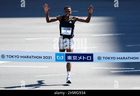 Tokyo, Giappone. 6th Mar 2022. Amos Kibuprudto del Kenya termina il secondo nella gara d'élite maschile alla Tokyo Marathon 2021 a Tokyo, Giappone, 6 marzo 2022. (Credit Image: © POOL via ZUMA Press Wire) Credit: ZUMA Press, Inc./Alamy Live News Credit: ZUMA Press, Inc./Alamy Live News Foto Stock