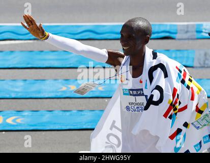 Tokyo, Giappone. 6th Mar 2022. Eliud Kipchoge del Kenya reagisce dopo aver vinto la gara d'élite maschile alla maratona di Tokyo 2021 a Tokyo, Giappone, 6 marzo 2022. (Credit Image: © POOL via ZUMA Press Wire) Credit: ZUMA Press, Inc./Alamy Live News Credit: ZUMA Press, Inc./Alamy Live News Foto Stock