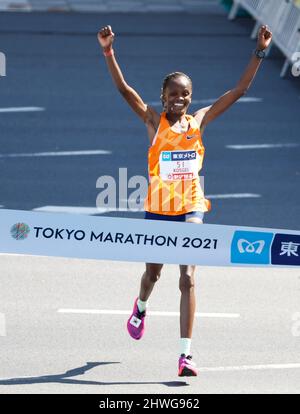 Tokyo, Giappone. 6th Mar 2022. Brigida Kossei del Kenya attraversa la linea per vincere la gara d'élite femminile alla maratona di Tokyo 2021 a Tokyo, Giappone, 6 marzo 2022. (Credit Image: © POOL via ZUMA Press Wire) Credit: ZUMA Press, Inc./Alamy Live News Credit: ZUMA Press, Inc./Alamy Live News Foto Stock