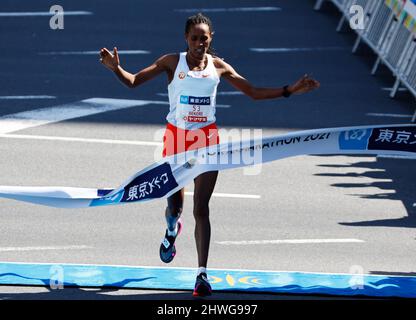 Tokyo, Giappone. 6th Mar 2022. Ashete Bekere d'Etiopia conclude il secondo nella gara d'élite femminile alla maratona di Tokyo 2021 a Tokyo, Giappone, 6 marzo 2022. (Credit Image: © POOL via ZUMA Press Wire) Credit: ZUMA Press, Inc./Alamy Live News Credit: ZUMA Press, Inc./Alamy Live News Foto Stock