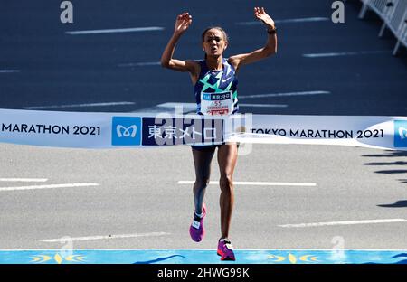 Tokyo, Giappone. 6th Mar 2022. Gotytom Gebreslase dell'Etiopia conclude il terzo nella gara d'élite femminile alla maratona di Tokyo 2021 a Tokyo, Giappone, 6 marzo 2022. (Credit Image: © POOL via ZUMA Press Wire) Credit: ZUMA Press, Inc./Alamy Live News Credit: ZUMA Press, Inc./Alamy Live News Foto Stock