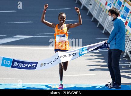 Tokyo, Giappone. 6th Mar 2022. Brigida Kossei del Kenya attraversa la linea per vincere la gara d'élite femminile alla maratona di Tokyo 2021 a Tokyo, Giappone, 6 marzo 2022. (Credit Image: © POOL via ZUMA Press Wire) Credit: ZUMA Press, Inc./Alamy Live News Credit: ZUMA Press, Inc./Alamy Live News Foto Stock