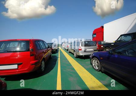 Auto in attesa in fila sul traghetto Foto Stock