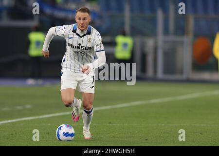 Il centrocampista olandese Teun Koopmeiners di Atalanta controlla la palla durante la Serie Una partita di calcio tra AS Roma e Atalanta all'Olimpico Stadium di Roma, centro Italia, il 05 marzo 2022. Foto Stock