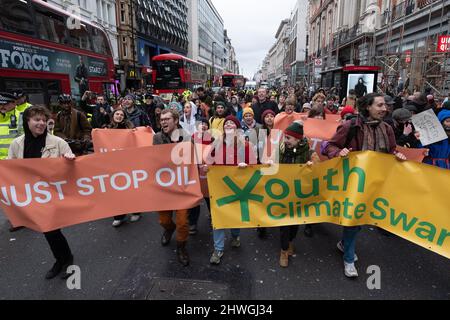 Londra, Regno Unito. 5th Mar 2022. I manifestanti Youth Climate Swarm marciano attraverso Londra. I manifestanti portano striscioni che leggano “Just Stop Oil”. Credit: Joao Daniel Pereira/Alamy Live News. Foto Stock