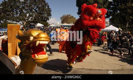 Los Angeles, California, Stati Uniti. 5th Mar 2022. La gente esegue la danza del leone durante un festival della barca del drago a Los Angeles, California, gli Stati Uniti il 5 marzo 2022. Centinaia di persone si sono riunite a Marina del Rey, nella California meridionale, sabato, per un Dragon Boat Festival, che propone corse in dragon boat, uno spettacolo di musica dal vivo e incontri di famiglia. Quasi 40 squadre hanno gareggiato nella corsa in barca del drago nel porto, con l'età dei partecipanti che varia da 10 a 70. Molti partecipanti erano famiglie multigenerazionali che si radunavano insieme. Credit: Zeng Hui/Xinhua/Alamy Live News Foto Stock