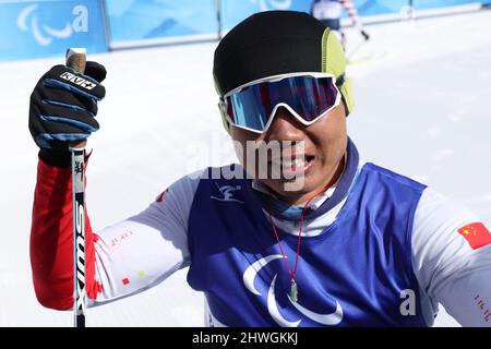 Zhangjiakou, la provincia cinese di Hebei. 6th Mar 2022. Zheng Peng della Cina celebra durante la Para Cross-Country Sci uomini lunga distanza seduta di Pechino 2022 Paralimpiadi invernali al National Biathlon Centre in Zhangjiakou, provincia di Hebei della Cina settentrionale, 6 marzo 2022. Credit: LAN Hongguang/Xinhua/Alamy Live News Foto Stock