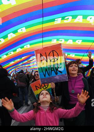 Il 5 marzo 2022, in piazza a Roma, Italia, si sono levate folle di manifestanti che chiedevano la pace in Ucraina. I manifestanti si radunarono in piazza San Giovanni, nella capitale italiana, dove sventolarono bandiere e striscioni, chiedendo alla Russia di fermare l'invasione del suo vicino. Foto: Eric Vandeville/ABACAPRESS.COM Foto Stock