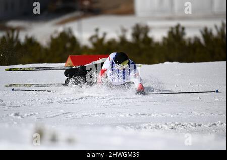 Zhangjiakou, la provincia cinese di Hebei. 6th Mar 2022. Zheng Peng of China compete durante la Para Cross-Country Sci uomini lunga distanza seduta di Pechino 2022 Paralimpiadi invernali al National Biathlon Centre di Zhangjiakou, nella provincia di Hebei della Cina settentrionale, 6 marzo 2022. Credit: Zhao Zishuo/Xinhua/Alamy Live News Foto Stock