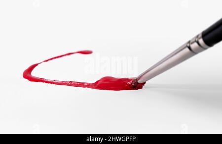 Arte e tema artigianale che mostra una punta di pennello e una linea di vernice in bianco retro Foto Stock