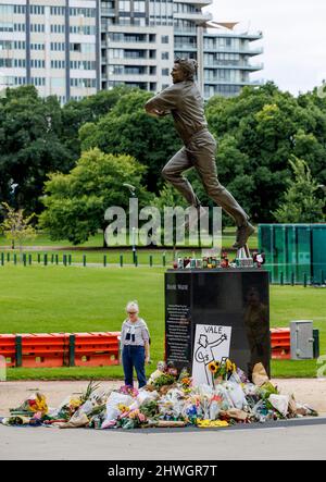 Melbourne, Australia. 06th Mar 2022. La gente si raduna intorno al busto del leggendario spin bowler Shane Warne al Melbourne Cricket Ground (MCG) dopo la sua morte improvvisa il 4th marzo 2022. Credit: Corleve/Alamy Live News Foto Stock