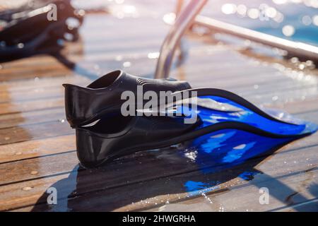 Attrezzatura per immersioni e snorkeling in mare in barca. Concetto turismo oceano yacht. Foto Stock