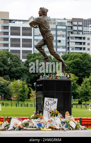 Melbourne, Australia. 06th Mar 2022. La gente si raduna intorno al busto del leggendario spin bowler Shane Warne al Melbourne Cricket Ground (MCG) dopo la sua morte improvvisa il 4th marzo 2022. Credit: Corleve/Alamy Live News Foto Stock