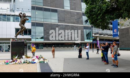 Melbourne, Australia. 06th Mar 2022. Una donna fa un gesto per brindare il busto del leggendario spin bowler Shane Warne al Melbourne Cricket Ground (MCG) dopo la sua morte improvvisa il 4th marzo 2022. Credit: Corleve/Alamy Live News Foto Stock