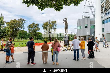 Melbourne, Australia. 06th Mar 2022. La gente si raduna intorno al busto del leggendario spin bowler Shane Warne al Melbourne Cricket Ground (MCG) dopo la sua morte improvvisa il 4th marzo 2022. Credit: Corleve/Alamy Live News Foto Stock