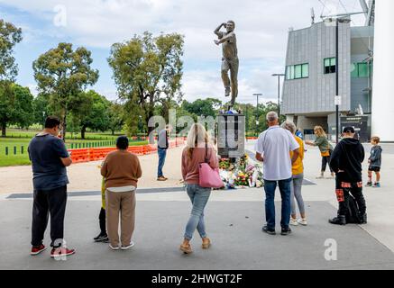 Melbourne, Australia. 06th Mar 2022. La gente si raduna intorno al busto del leggendario spin bowler Shane Warne al Melbourne Cricket Ground (MCG) dopo la sua morte improvvisa il 4th marzo 2022. Credit: Corleve/Alamy Live News Foto Stock